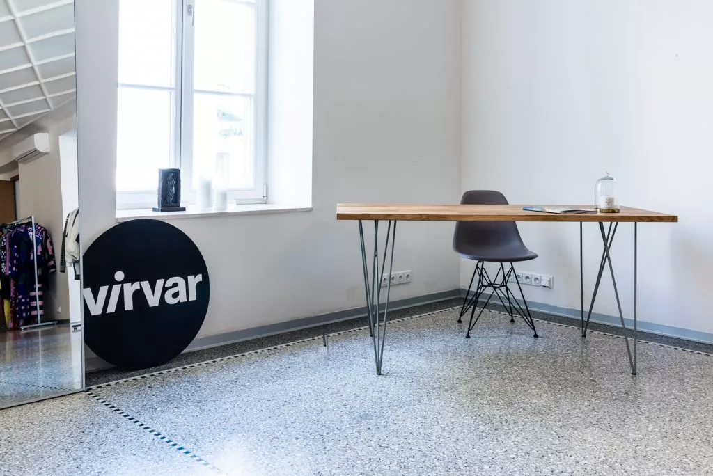 Realizácia interiéru showroomu lokálneho dizajnu Virvar, Hlboká cesta 7, Bratislava (okt. 2019).